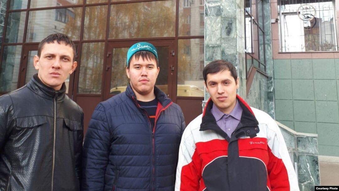 Батырхан Агзамов (в центре) и его товарищи у здания суда.