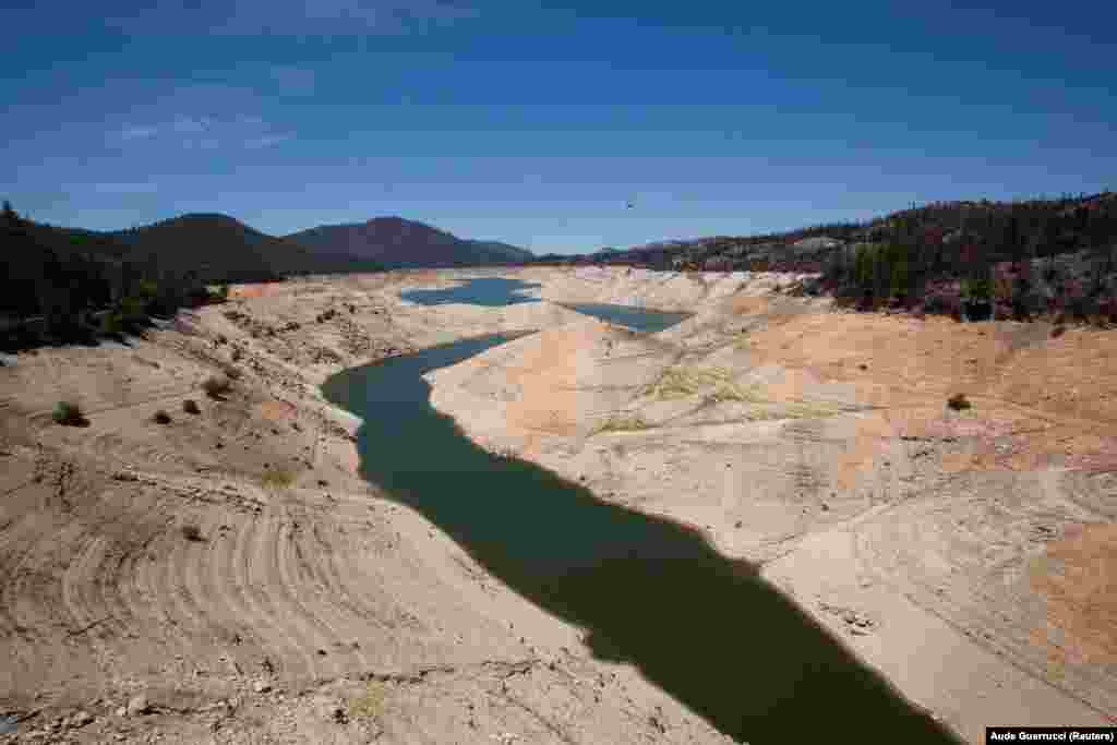 Niveli i ujit në Liqenin e Orovillit, rezervuari i dytë më i madh i shtetit, dhe pjesë kyç e një rrjeti që i mundëson ujë të pijshëm 27 milionë kalifornianëve, ka rënë për 50 metra, në krahasim me vitin 2019.
