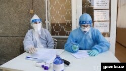 Тошкентда тиббиёт ходимлари каратантинни назорат қилувчи постда, май, 2020