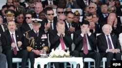 Turkey -- Britain's Prince Charles (2-L), Turkish President Recep Tayyip Erdogan (C) and other guests observe a prayer during a commemoration event of the Battle of Gallipoli in front of the Turkish Mehmetcik Monument, in Gallipoli, 24 April 2015.