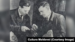 B. A. Tarabukin si V. V. Uhnarovski reconstituie scheletul dinoteriului de la Goian. „Cultura Moldovei”, 17 decembrie 1964.