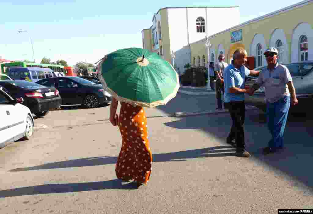 Günden saýawanly goranmakçy bolýan bir aýal maşgala.