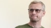 Мати Андрія Пільщикова пояснила, що в квартирі часто залишаються друзі, серед них був і антикорупційний активіст Віталій Шабунін (на фото)