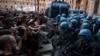 Confruntare între demonstranți și polițiști la Bologna pe 20 iulie 2026.