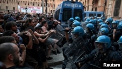 Confruntare între demonstranți și polițiști la Bologna pe 20 iulie 2026.