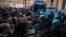 Confruntare între demonstranți și polițiști la Bologna pe 20 iulie 2026.