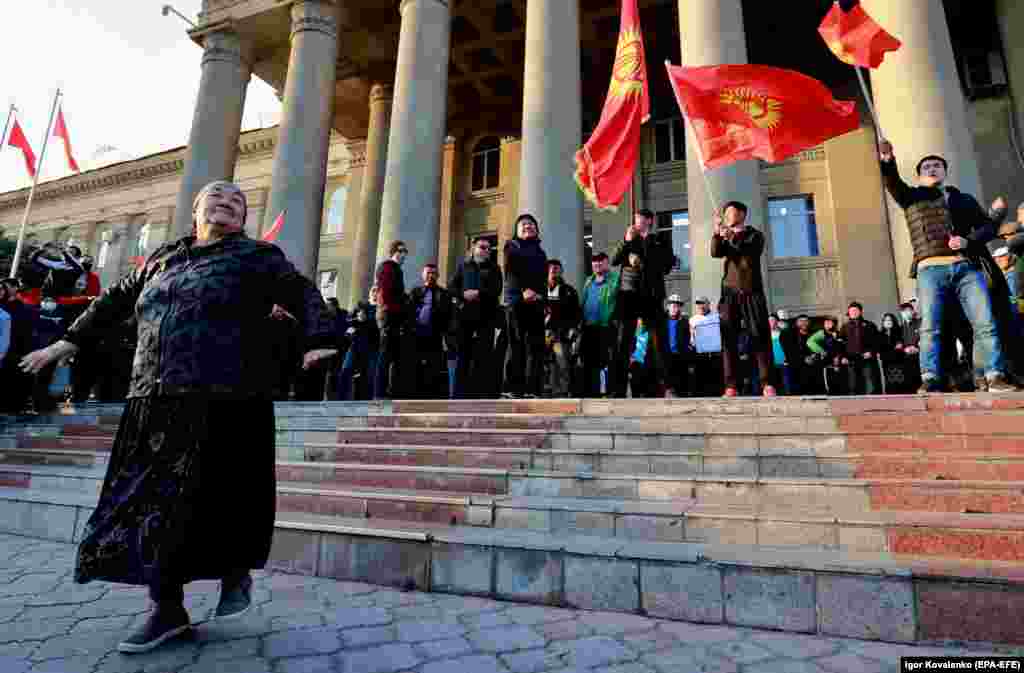 КИРГИСТАН - Киргистанскиот претседател, Соронбаи Јенбеков, поднесе оставка по масовните протести против официјалните резултати на парламентарните избори, кои им ја дадоа победата на партиите поврзани со него и неговата влада. Во официјалното соопштение на 15 октомври, Јенбеков вели дека решил да поднесе оставка затоа што мирот и единството во нашата земја се поважни од секоја функција.