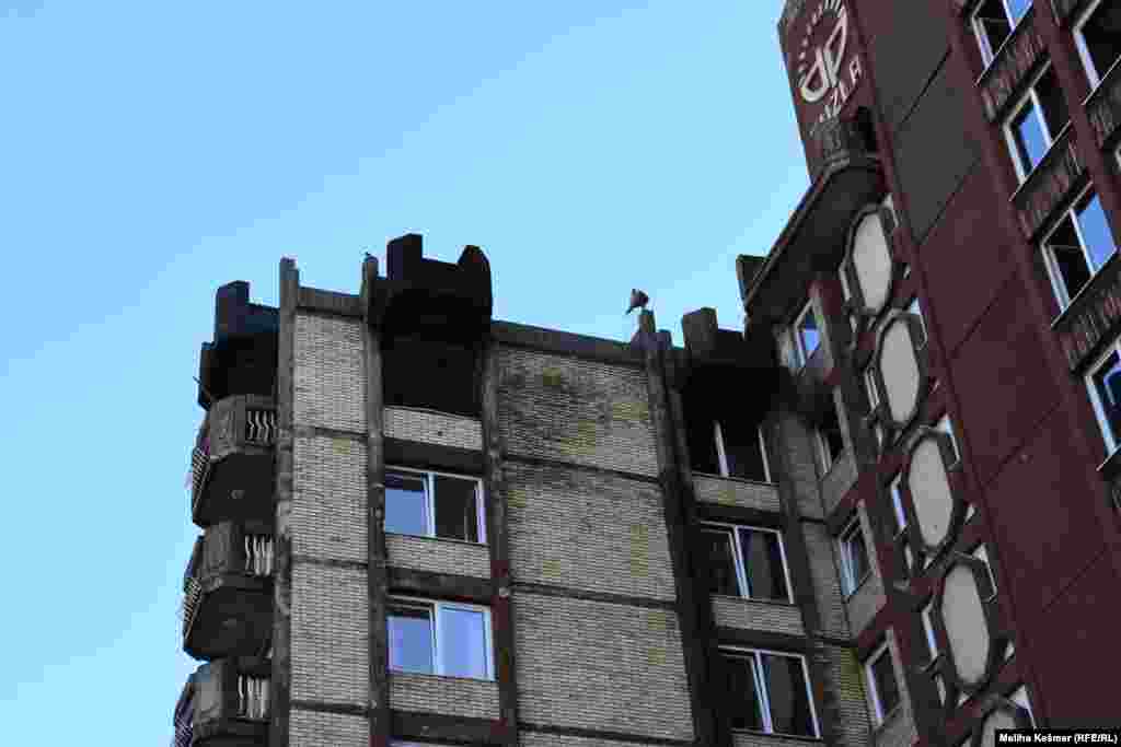 Više od 10 mrtvih i više od 30 povređenih bilans je požara koji je 4. novembra oko 20.45 sati izbio na sedmom spratu Doma penzionera u Tuzli u Bosni i Hercegovini.