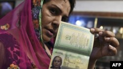 Пакистан, Пешавар. Транссексуал Фарзана Риаз показывает свой недавно полученный паспорт, 28 июня 2017 года
