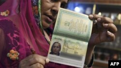 Трансгендэр (ка) у Паккістане паказвае пашпарт з указаньнем трэцяга полу.