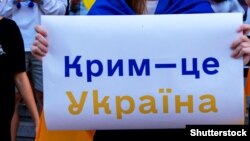 Плакат на акції проти збройної агресії Росії в День Незалежності України. Тбілісі, Грузія, 24 серпня 2022 року