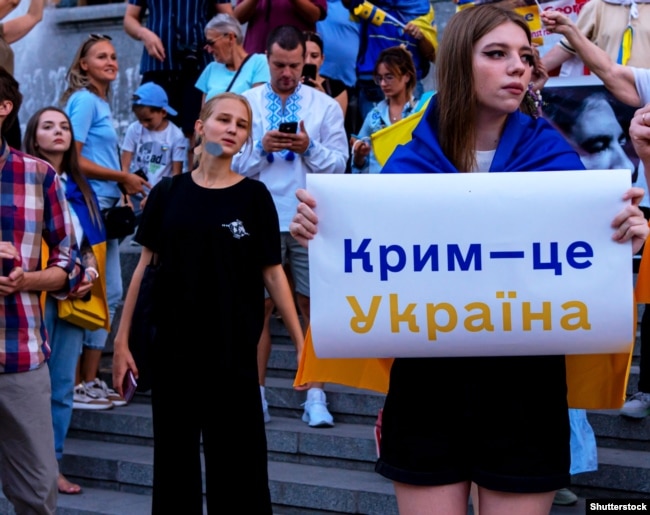 Участница демонстрации украинских беженцев в День независимости Украины. Тбилиси, 24 августа 2022 года