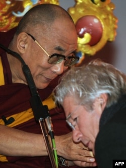  Тибетският нравствен лидер Далай Лама с американския артист Ричард Гиър през 2010 година 