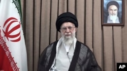 Ayatollahul Ali Khamenei într-o fotografie publicată pe site-ul său oficial, pe 18 iunie, înfățișându-l în timpul unei declarații pre-înregistrate în care respinge cererea de capitulare din partea președintelui american, Donald Trump. 