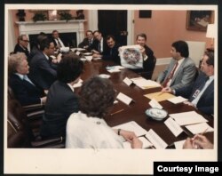 Рональд Рейган встречается с советскими диссидентами в Белом доме. Справа от Рейгана Юрий Ярым-Агаев. 17 мая 1988 года