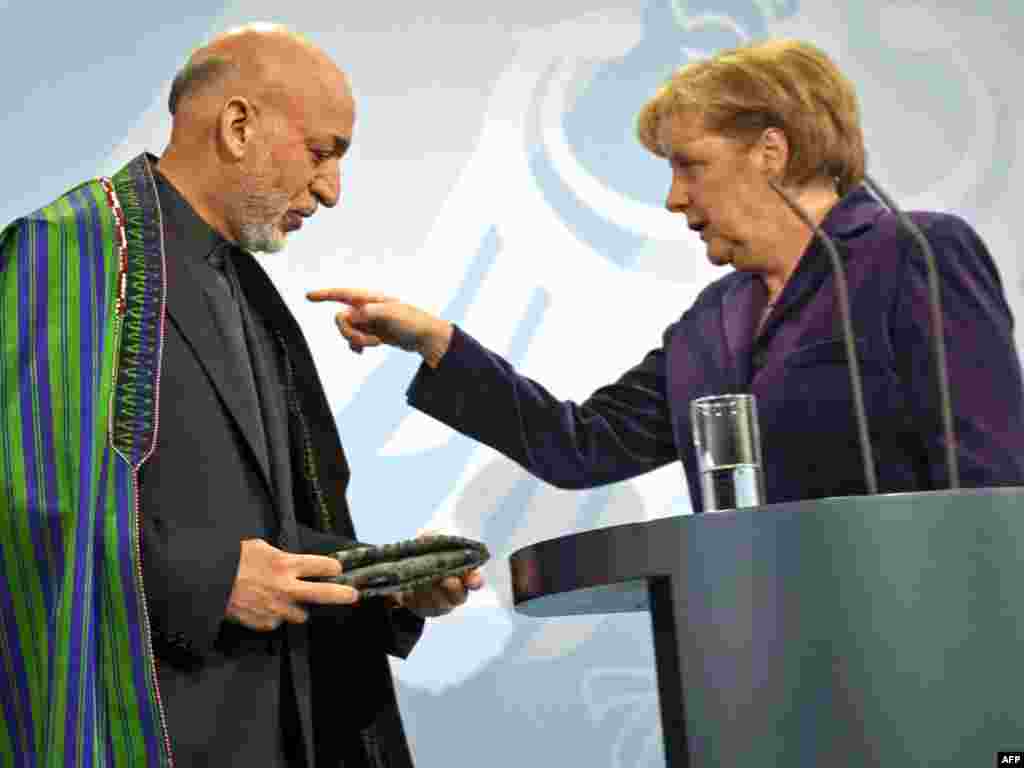 Хамид Карзаи со германската канцеларка Ангела Меркел во Берлин