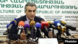 Armenia -- Agriculture Minister Ignati Arakelyan at a press conference in Yerevan, 10Jul2017.