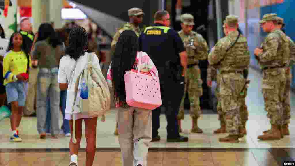 Eközben Donald Trump jelezte, hogy bűnüldözési kampányát kiterjesztené Chicagóra is, heves tiltakozást kiváltva a várost vezető demokraták soraiban. Emellett felvetette annak lehetőségét, hogy csapatokat küldenek a szintén demokrata vezetésű marylandi Baltimore-ba is