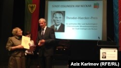 Leyla Yunus mükafat alarkən