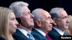 Шимон Перес (второй справа) и гости, приехавшие поздравить его с 90-летием: Барбара Стрейзанд, Билл Клинтон и Биньямин Нетаньяху 