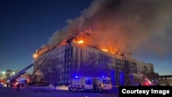 Ақтөбе облысы әкімдігі ғимаратында шыққан өртті сөндіріп жатқан төтенше қызмет өкілдері. 7 сәуір, 2026 жыл. ТЖМ баспасөз қызметі таратқан сурет.