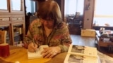 Belarus - Sviatlana Alexievich signs her new book '100 quotes on Radio Liberty",18jan2019