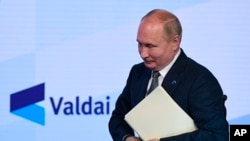 În octombrie, la reuniunea Clubului Valdai, Vladimir Putin spunea că Rusia a sporit livrările de gaze către Europa și va livra și mai mult odată cu aprobarea conductei Nord Stream 2. Acum, Europa și SUA discută sancțiuni, iar Rusia își desfășoară militarii la granița Ucrainei.