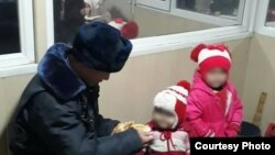 Потерявшиеся дети в отделении милиции. Фото ГУВД Бишкека.