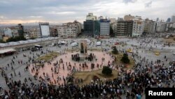 Стамбул, 12 июня 2013 года: протестующие возвращаются на площадь Таксим