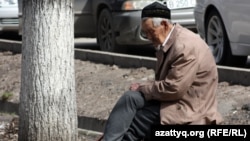 Пожилой человек в Алматы. Иллюстративное фото.