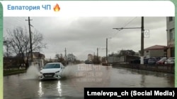 В Євпаторії затопило вулицю під час шторму в січні 2026 року