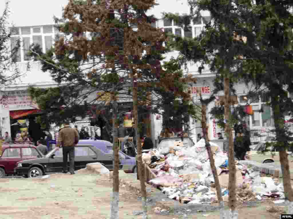Bakının 8-ci kilometr qəsəbəsindəki bazarda zibillik: satanla yanaşı alan da var.