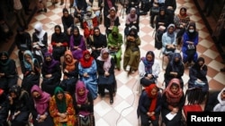Femei afgane la inaugurarea unei biblioteci cu cărți pentru femei în Kabul