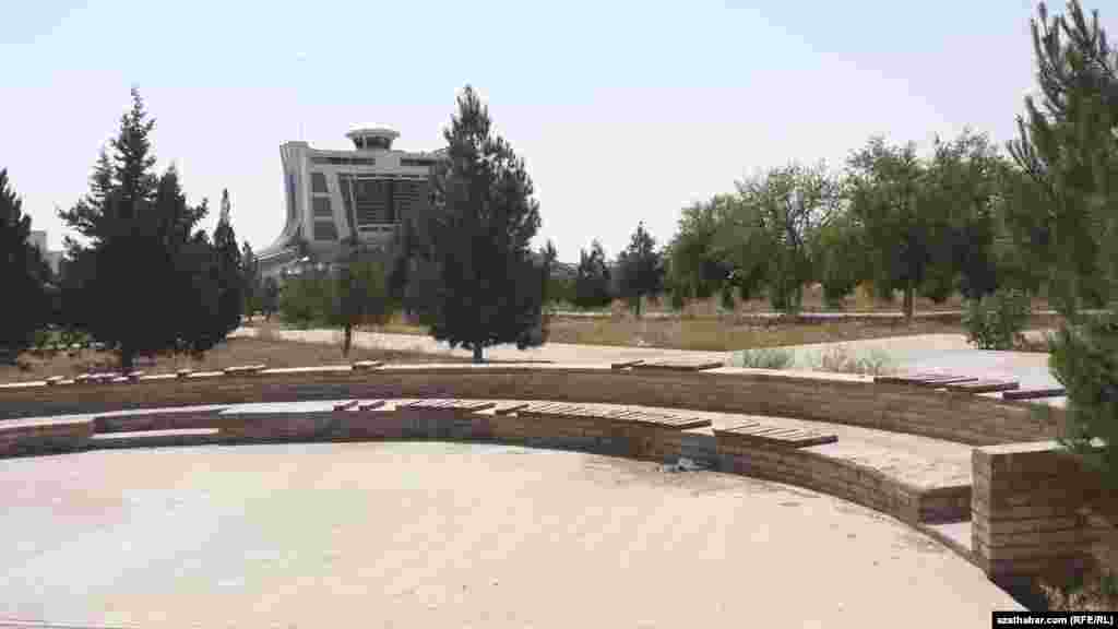 Oturylýan ýer, weýrançylyk. Balkanabat, 6-njy maý, 2015.