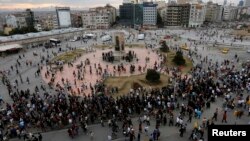 Протестующие собираются на площади Таксим в Стамбуле. 12 июня 2013 года. 