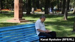Бишкектин парктарынын биринде китеп окуп олтурган шаар тургуну.