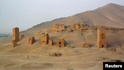 Вежі-гробниці на околиці стародавньої Пальміри до руйнування, архівне фото