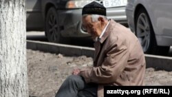 Көшеде демалып отырған қарт адам. Алматы, 29 наурыз 2012 жыл. 