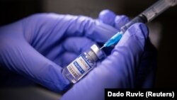 Медик держит в руках ампулу с вакциной «Спутник V». Иллюстративное фото. 