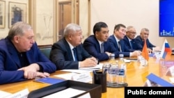 Алексей Ширшов, Таалайбек Ибраев жана Данияр Амангелдиев. (солдон оңго карай). Жолугушуудан тартылган сүрөт.