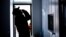 Участник программы заместительной терапии принимает метадон