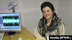 Язучы Алсу Нәҗми "Азатлык" студиясендә, 2010 ел.