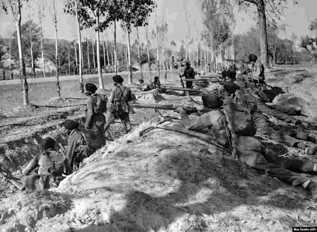 Все пак в края на октомври 1947 г. махараджата отправя молба за военна помощ към Делхи и подписва декларация за присъединяването на планинското му владение към Индия. Махараджата бяга, а идийските войски пристигат в Кашмир и изземват властта. Въпреки това хронологията на тези събития остава широко и агресивно дискутирана.