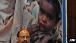 Hina Rabbani Khar (right) with acting UN humanitarian coordinator Martin Mogwanja at the launch of a Pakistani Humanitarian Response Plan in Islamabad in May 2009.