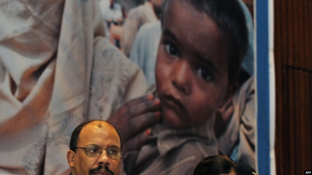 Hina Rabbani Khar (right) with acting UN humanitarian coordinator Martin Mogwanja at the launch of a Pakistani Humanitarian Response Plan in Islamabad in May 2009.