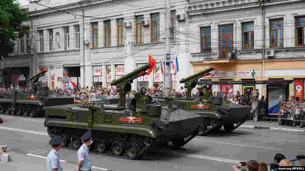 Проспектом Кірова пройшли самохідні протитанкові ракетні комплекси &laquo;Хризантема-С&raquo; &ndash; єдина військова техніка на гусеничному ходу, задіяна на параді