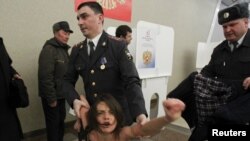 Акция FEMEN на участке для голосования на президентских выборах в России, 4 марта 2012 года