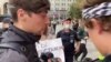 Задержания на пикетах в поддержку свободных СМИ в России