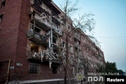 Imagine din 31 mai din Sloviansk, transmisă de Poliția ucraineană, cu o clădire rezidențială distrusă de un atac cu rachetă.