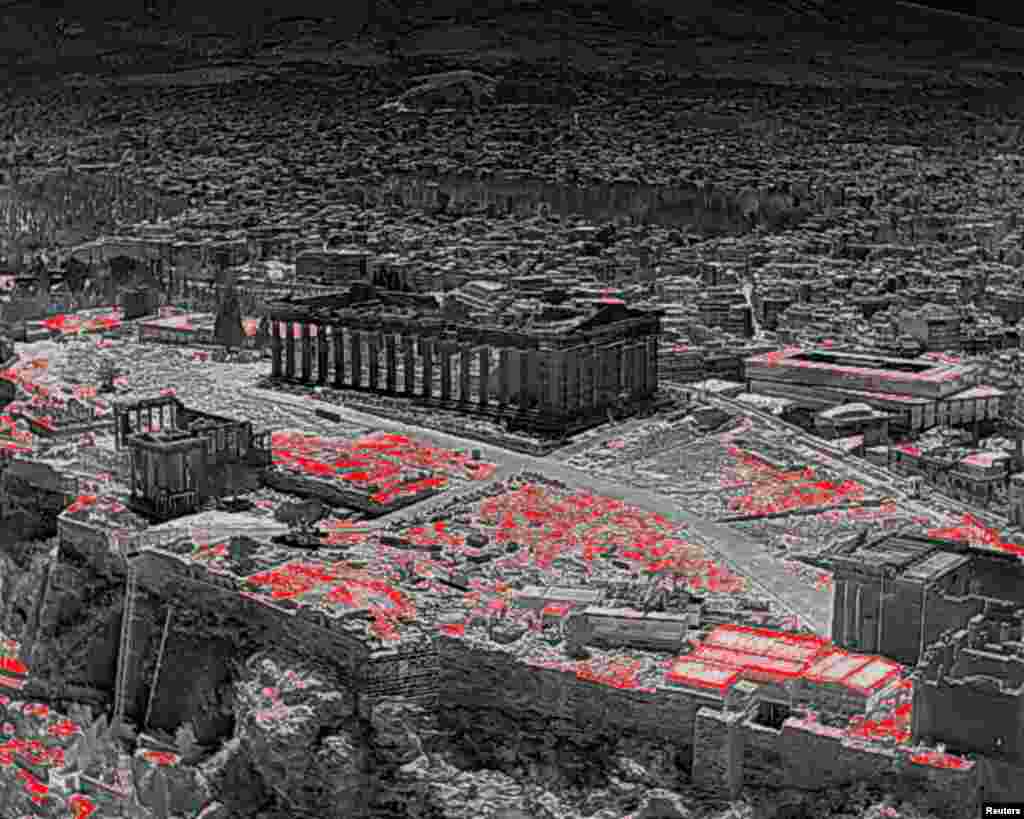 A Parthenon az Akropoliszon július 23-án hőkamerás drónfelvételen